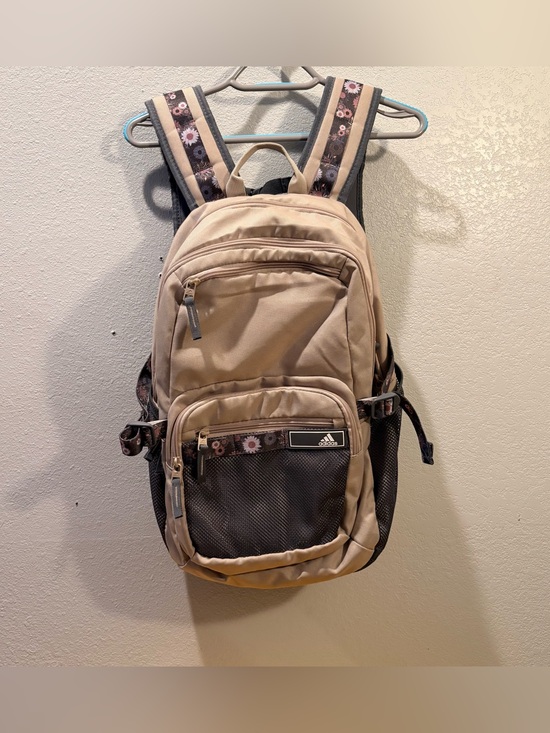 girl with herschel backpack photo Supply Co | Herschel Little America - 30L Color:Gold Strap weather adventures Brasilia JDI Mini Backpack MRKL-Knott